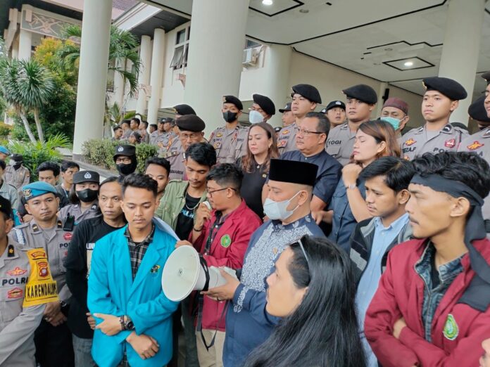 Mahasiswa menggelar aksi unjuk rasa di DPRD Kalbar. Foto: Dok. Istimewa