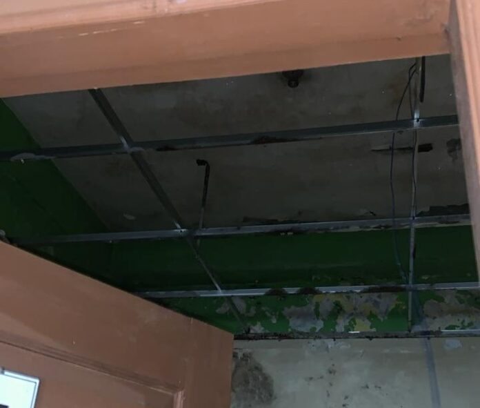 Kondisi plafon Asrama Mahasiswa Kalbar di Semarang. Foto: Istimewa